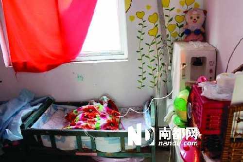  ●平頂山“愛之家”孤兒收養(yǎng)點，一名先天肺發(fā)育不良的男嬰正在吸氧。負責人朱智紅一直擔心這里