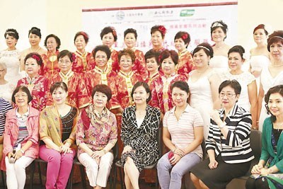 梁美芬見證了20多對結(jié)婚25年或以上的老夫老妻再披禮服。 香港文匯報記者鄭治祖 攝