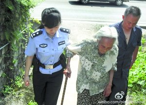 民警將吳婆婆送回家。 警方供圖