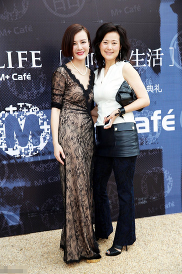 丁瑋為前貴州貪官閻建宏的兒媳婦，東窗事發(fā)時攜巨額遠逃美國創(chuàng)立珠寶品牌歐致寶，與薛蠻子在美國相識，后嫁予薛蠻子，成為薛蠻子的第二任妻子。