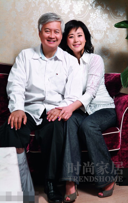 龍虎娛樂(lè)訊 丁瑋為前貴州貪官閻建宏的兒媳婦，東窗事發(fā)時(shí)攜巨額遠(yuǎn)逃美國(guó)創(chuàng)立珠寶品牌歐致寶，與薛蠻子在美國(guó)相識(shí)，后嫁予薛蠻子，成為薛蠻子的第二任妻子。