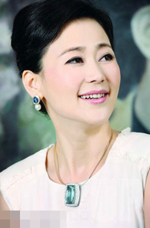丁瑋為前貴州貪官閻建宏的兒媳婦，東窗事發(fā)時(shí)攜巨額遠(yuǎn)逃美國(guó)創(chuàng)立珠寶品牌歐致寶，與薛蠻子在美國(guó)相識(shí)，后嫁予薛蠻子，成為薛蠻子的第二任妻子。