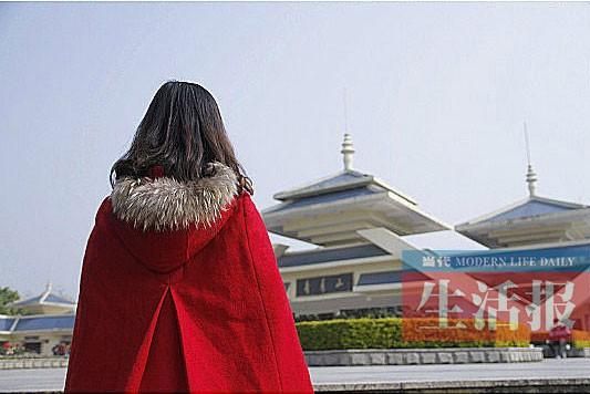 大四女生發(fā)背影照征男友過(guò)元旦 網(wǎng)友:女神請(qǐng)轉(zhuǎn)身