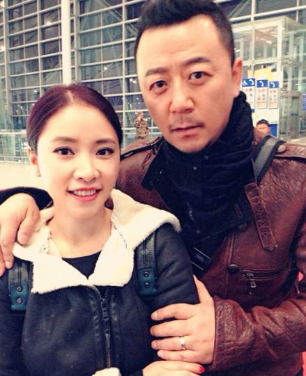 李燃，重慶人，2008年畢業于中國傳媒大學播音主持專業。 郭濤和妻子李燃2006年結婚，郭濤比搜李燃大15歲。郭濤拍《瘋狂的石頭》時是他第一次來重慶，也是那時才對重慶有了真正的了解。拍完戲不久，郭濤就和做建筑設計的重慶女孩李燃結婚了。