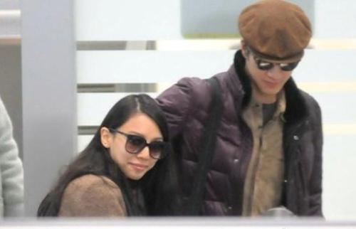 王力宏自從自曝結婚之后，真是與小嬌妻寸步不離，到哪都把老婆帶在身邊，“二嫂”李靚蕾也總是亦步亦趨，跟隨左右。