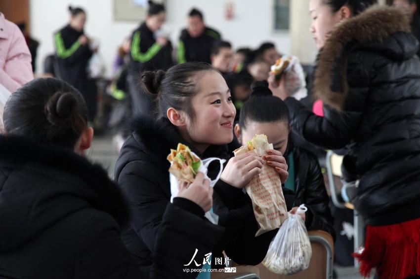 2014年2月17日，山東濱州，背著大包小包的藝考考生在濱州學(xué)院報(bào)名點(diǎn)候考。