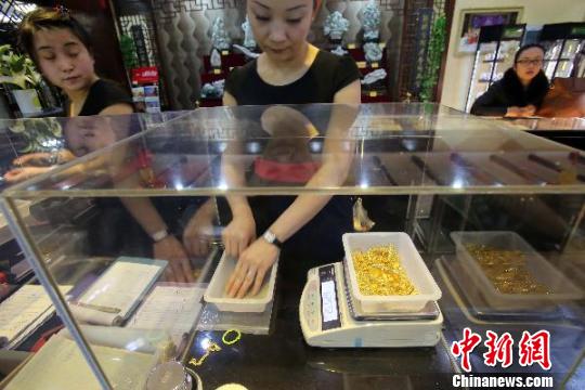 金店工作人員正在稱重。　張云　攝