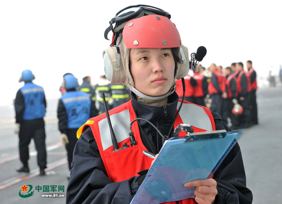 彈藥女艦員登記撤收訓練彈藥。本網通訊員 王松岐 攝