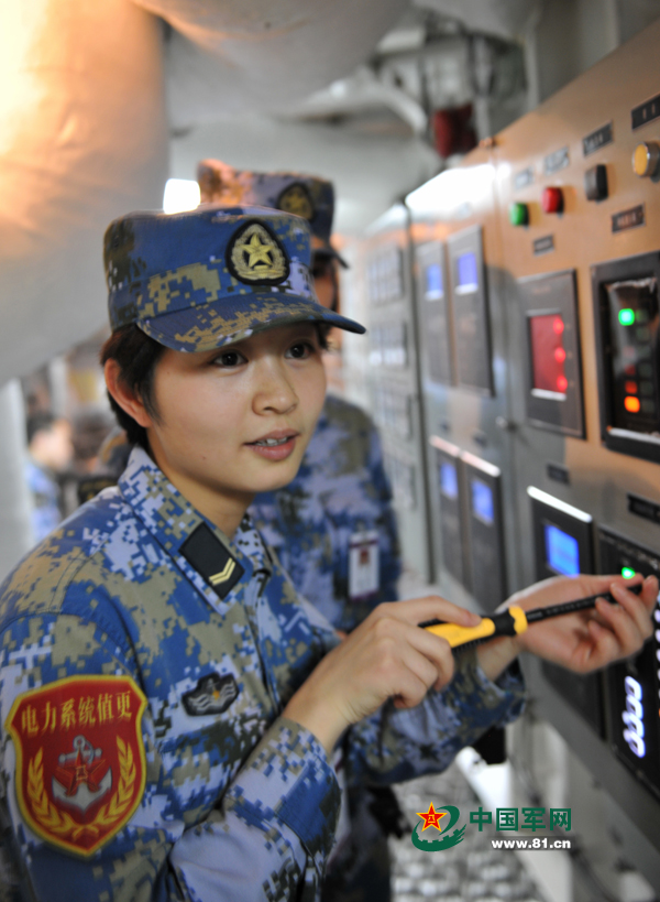 電工女艦員檢查設備。本網通訊員 王松岐 攝
