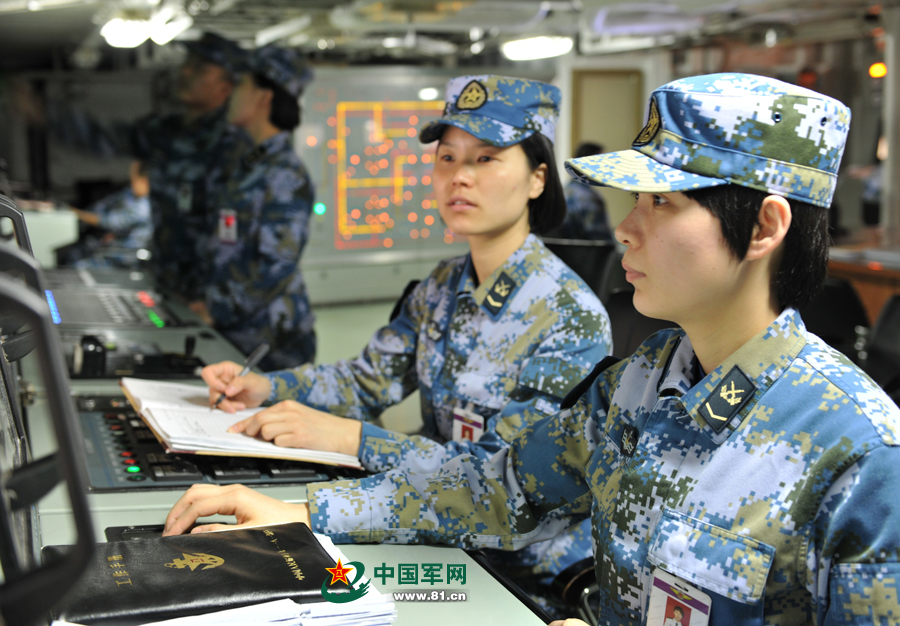 女艦員在機電集控室里值班。本網通訊員 王松岐 攝