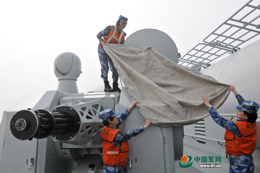 女艦員在維護裝備。本網通訊員 王松岐 攝