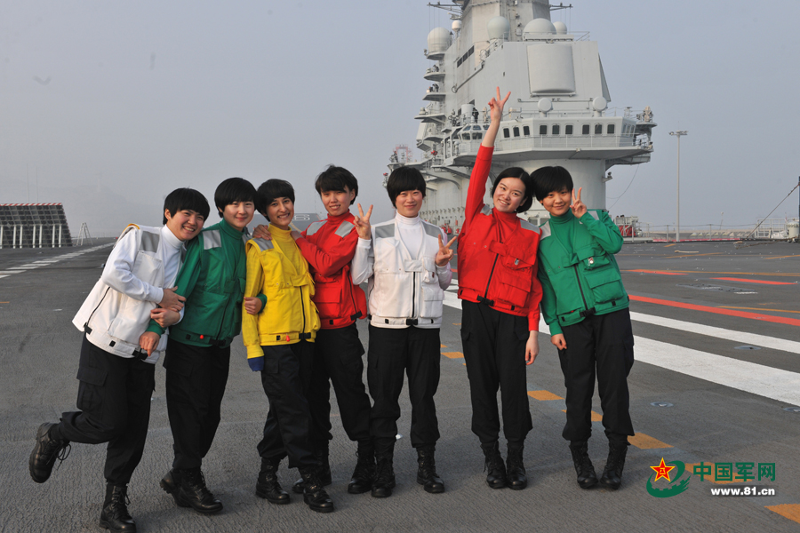 下班后歡樂的“彩虹女艦員”。本網通訊員 王松岐 攝