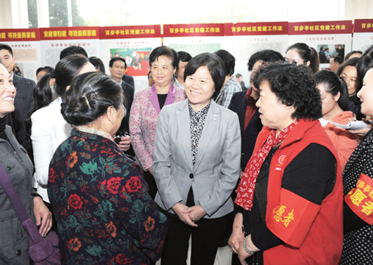 4月16日，沈躍躍在武漢市百步亭社區調研時，與社區志愿者親切交談。記者 楊睿 攝