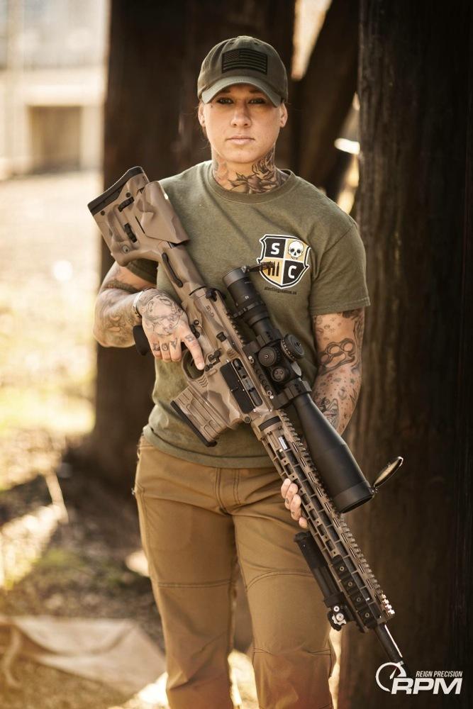 前美軍女兵赴非洲反偷獵 迷倒全球網友