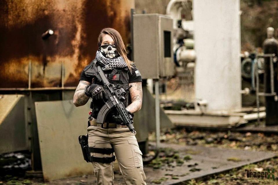 前美軍女兵赴非洲反偷獵 迷倒全球網友