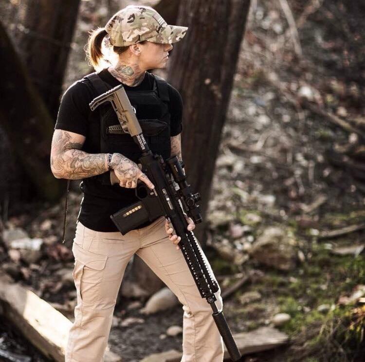 前美軍女兵赴非洲反偷獵 迷倒全球網友