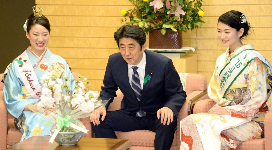 安倍接見日本櫻花女王、綠色女神