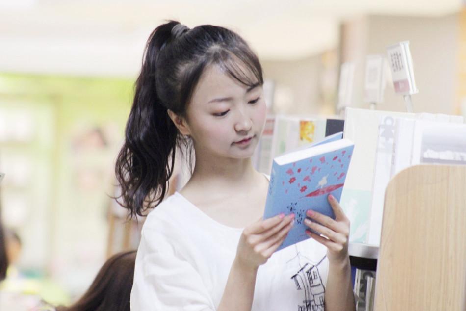 成都書市現清純美女 網友點贊“書中自有顏如玉”