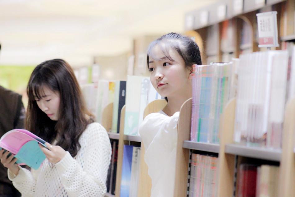 成都書市現清純美女 網友點贊“書中自有顏如玉”