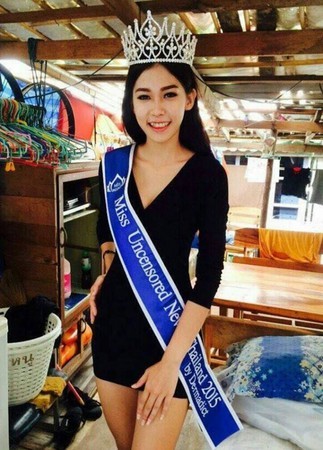 泰國17歲少女選美奪冠 回鄉跪謝拾荒母親