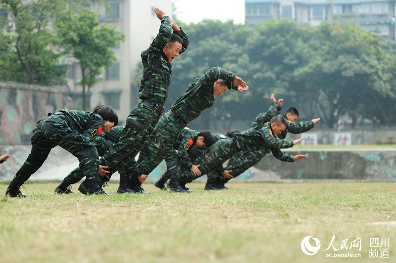 訓(xùn)練場上，與男兵一比高低。（圖片由四川武警涼山支提供）