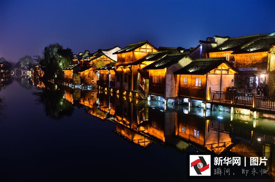 12月15日，烏鎮(zhèn)西柵呈現(xiàn)美麗的夜色。