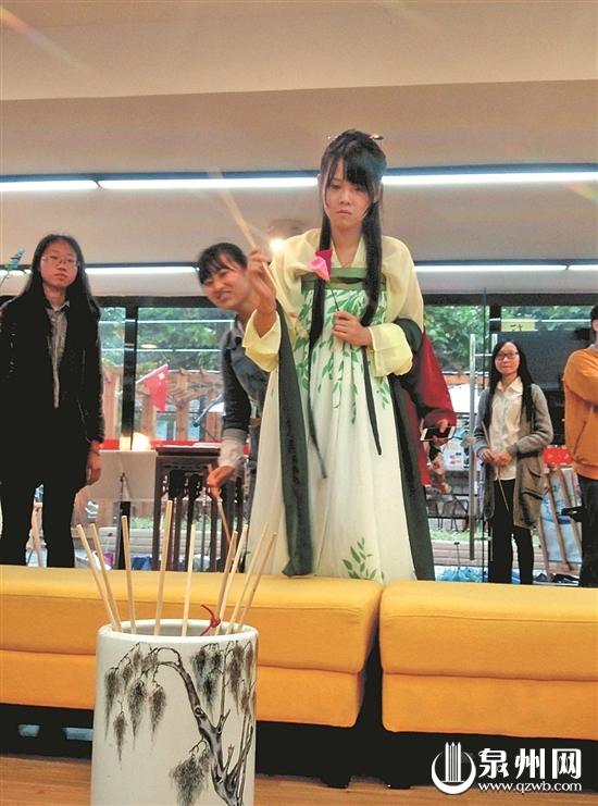 中國(guó)情人節(jié)!著漢服仿古禮 華大學(xué)子重現(xiàn)上巳節(jié)