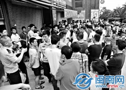 超市老板粗暴呵斥賣菜阿婆 女司機勸阻反遭威脅