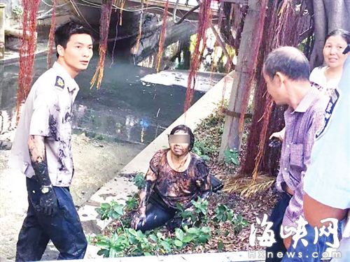  依姆被救上來，李云輝（左）已是滿身淤泥（讀者供圖）
