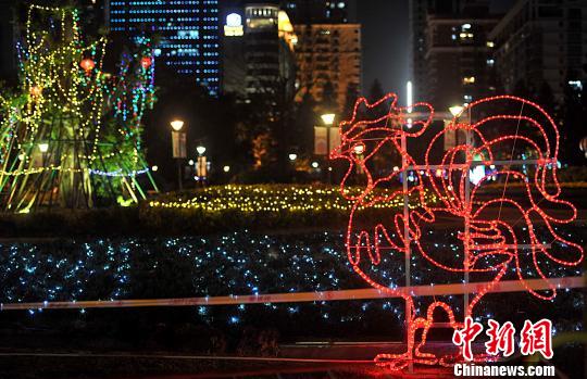 2月7日晚，福州溫泉公園里各種彩燈將公園裝扮的流光溢彩。　張斌　攝