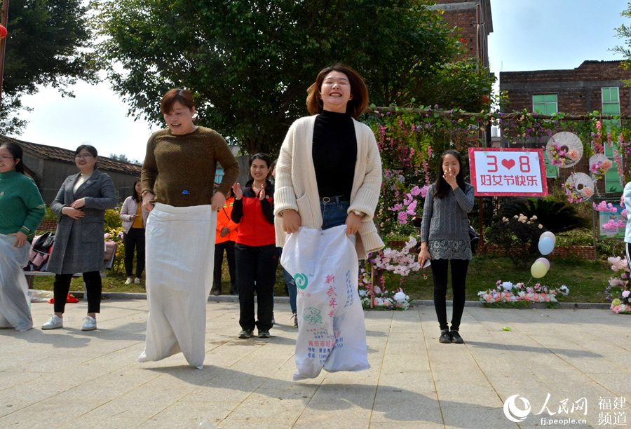  “迎三八”：泉州市泉港區的女干部在開展戶外拓展活動。林弘梫攝